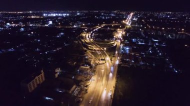 Hava görünümünü Üstgeçit u dönüşü road, Tayland banliyösünde, gece sahne