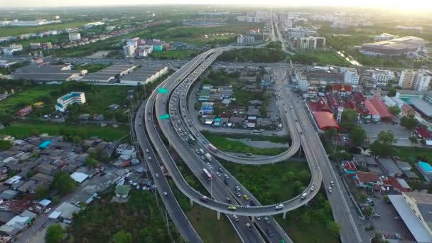 Vista aérea de la carretera de cruce en U, suburbio de Tailandia — Vídeo de stock