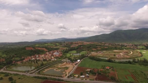 Vista aérea del valle de la casa de estilo toscan, khao yai, Tailandia — Vídeos de Stock