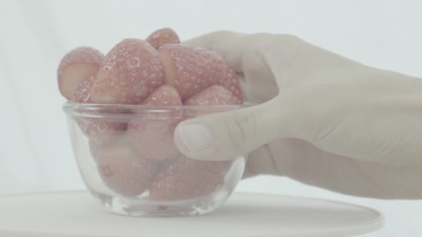 Ponga el tazón de fresas rojas frescas, cuenco giratorio, sin clasificar, lento — Vídeo de stock