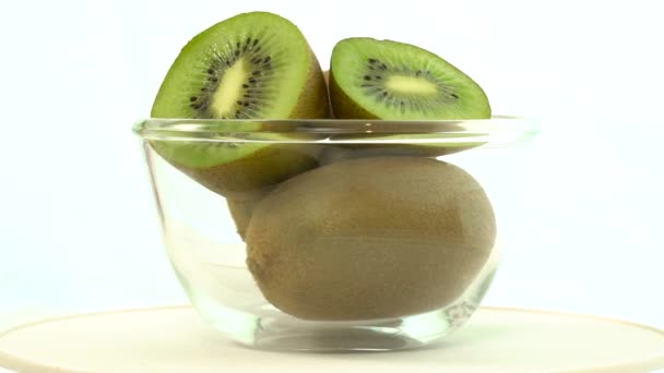 Kiwis frais, mûrs et verts dans un bol rotatif, lentement — Video