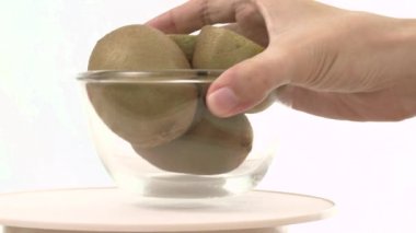 Taze yeşil kivi kase aşağı koymak, yavaş dönen kase