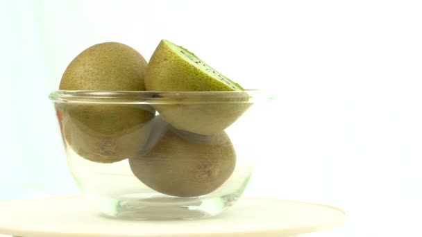Färska, mogen, grön Kiwi i roterande skål, långsamt — Stockvideo