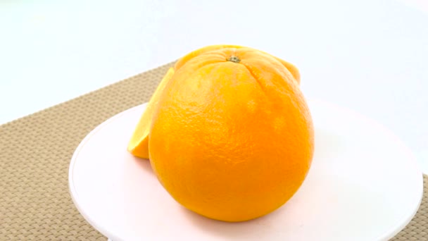 Fresh oranges rotating, slow — Stock Video