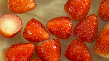 Taze, kırmızı çilek su, yavaş bir kasenin içine döktü