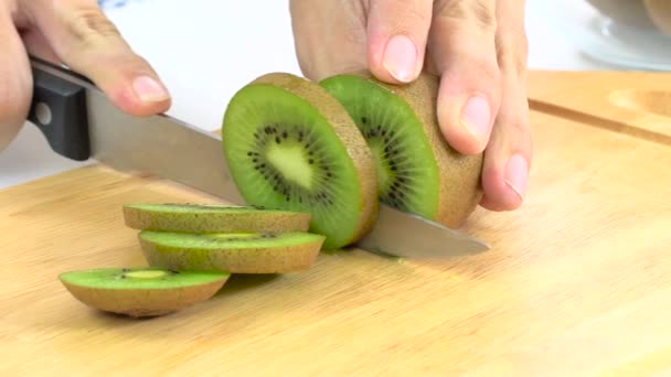 Messer schneidet frische Kiwi, langsam — Stockvideo