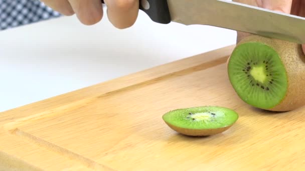 Knife slicing fresh kiwi, slow — Stock Video