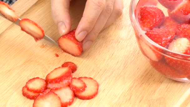 Skivning en jordgubbar i tunna bitar, långsam — Stockvideo