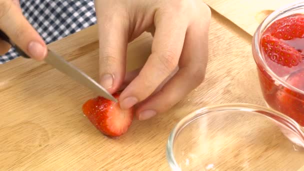 新鲜的红草莓切成块，慢 — 图库视频影像