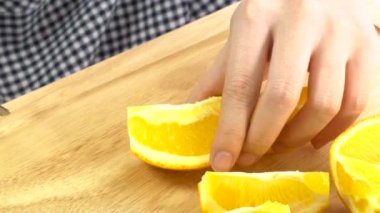 Yavaş taze turuncu parçalar halinde kesilmiş