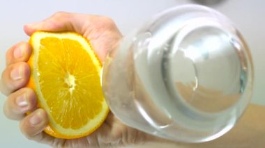 Yavaş taze turuncu, odak, değişen cam altından ateş sıkma el