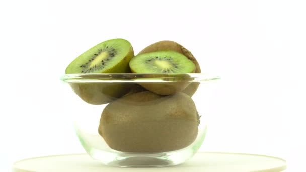 Kiwis frais, mûrs et verts dans un bol rotatif — Video