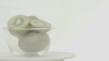 Taze, olgun, yeşil kivi yetersiz dönen kase