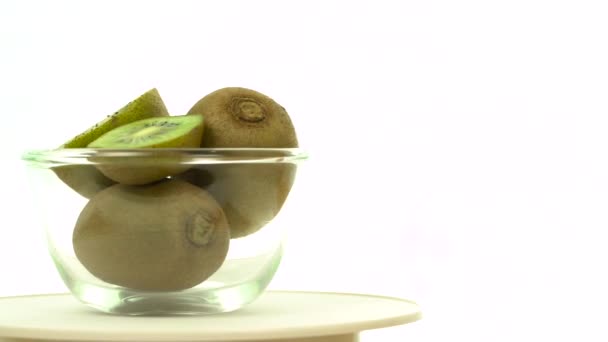 Kiwis frais, mûrs et verts dans un bol rotatif à la main donner un pouce vers le haut — Video