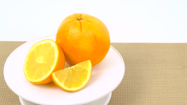 Свежие апельсины вращаются — стоковое видео