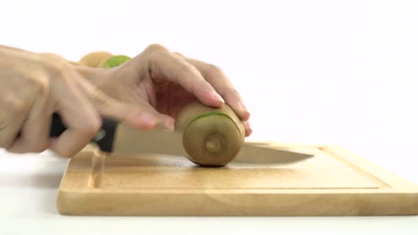 Нож режет свежий киви — стоковое видео