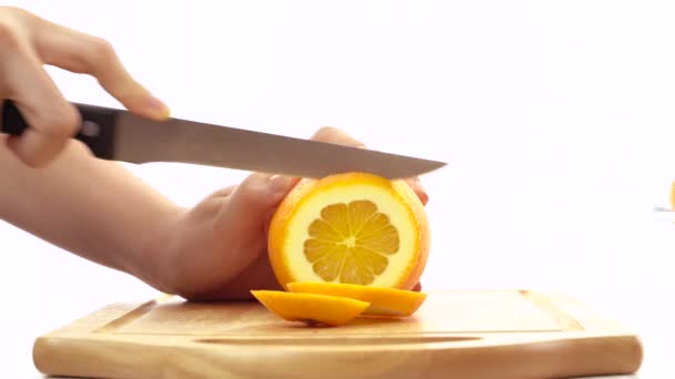 Knife slicing fresh orange — Stock Video
