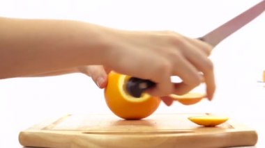 Taze portakal kesilmiş parçalar halinde