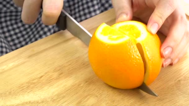 Fresh orange cut into pieces, slow — Stock Video