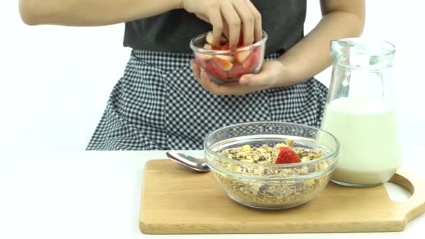 Ontbijt, pick-up van verse aardbeien, aardbeien zet in granen kom — Stockvideo