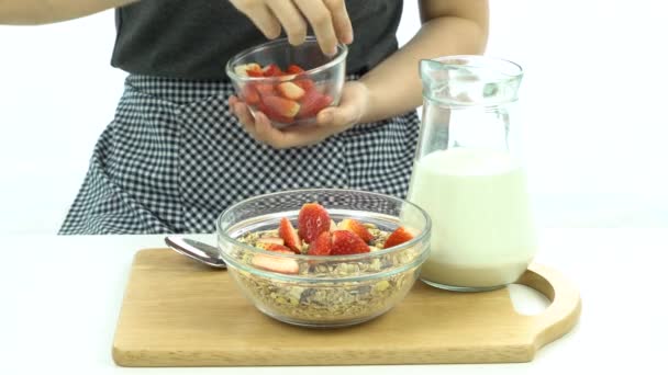 Frukost, plocka upp färska jordgubbar, Lägg jordgubbar i stråsäd skål — Stockvideo