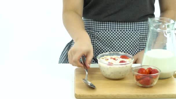 Desayuno, comer cereales, recoger cuchara, recoger cereales con fresas, listo para comer — Vídeos de Stock