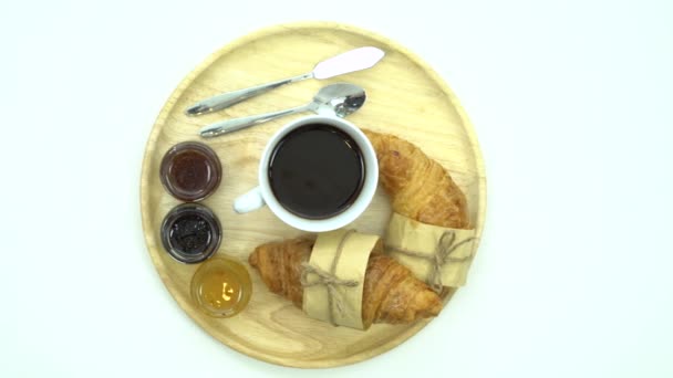 Desayuno, set de desayuno, bandeja de café, croissant, mermeladas, Listo para comer, espacio para el texto — Vídeos de Stock