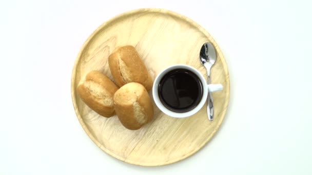 Reggeli, reggeli a szobában, tálca-kávé, kenyér, croissant, készen áll a enni, hely a szöveg — Stock videók