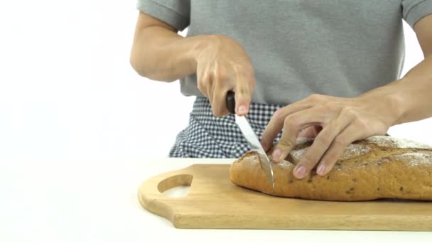 Rebanando baguette en la tabla de cortar — Vídeos de Stock