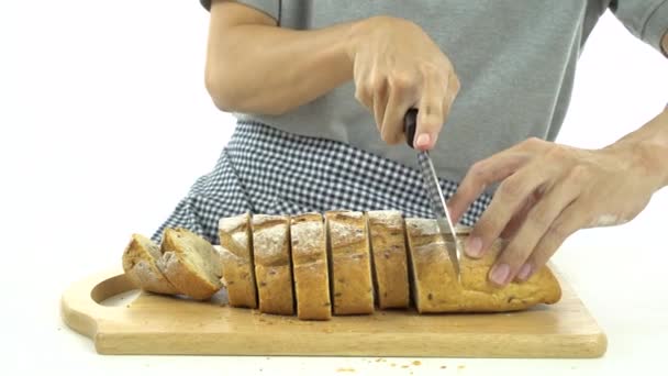 Affettare baguette sul tagliere — Video Stock