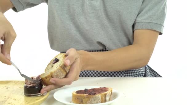 Разбрасывание джема на хлеб, багет — стоковое видео