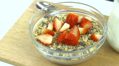 Odaya Servis Kahvaltı, taze çilek tahıl, yavaş kaseye