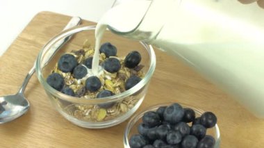 Odaya Servis Kahvaltı, üstte, yavaş yaban mersini ile tahıl süt dökmek