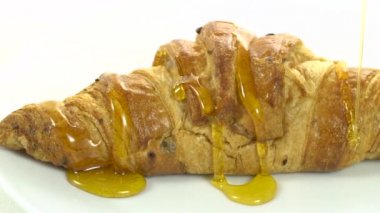 Tatlım kruvasan üzerinde dökme yakın çekim, yavaş