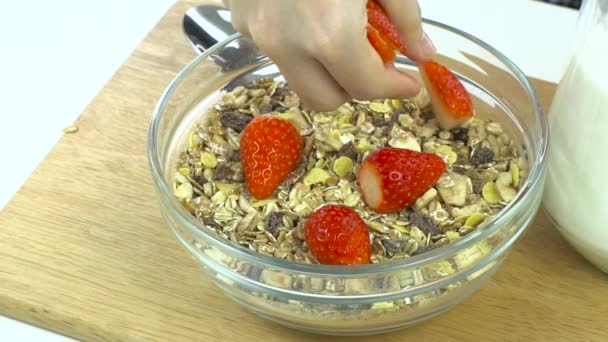 Ontbijt, verse aardbeien zet in granen kom, traag — Stockvideo
