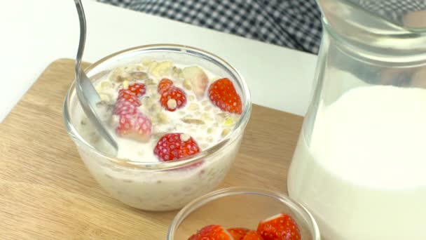 早餐，拿起勺子，舀谷物与草莓，准备好了要吃，慢 — 图库视频影像