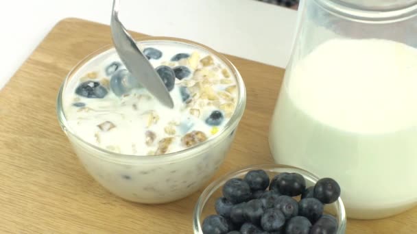 Frukost, plocka upp sked, skopa flingor med blåbär, redo för att äta, långsamt — Stockvideo