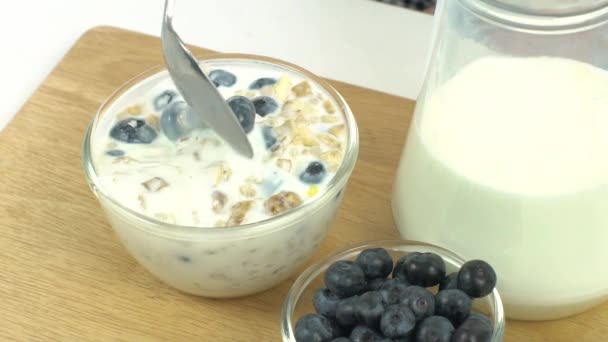 Café da manhã, colher, colher de cereais com mirtilos, pronto para comer, lento — Vídeo de Stock