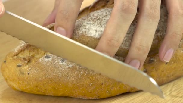 Rebanando baguette en la tabla de cortar, lento — Vídeo de stock