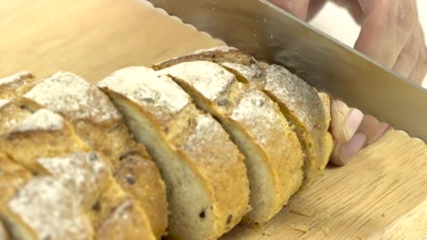 Slicing baguette on chopping board, slow — Stock Video