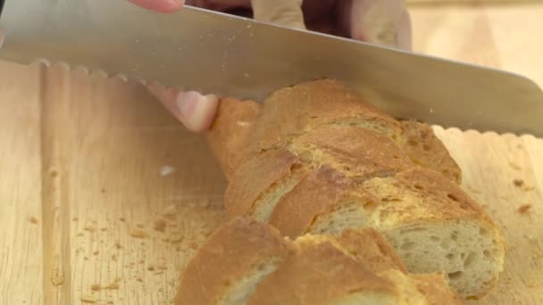 Szeletelés baguette, a vágódeszka, lassú — Stock videók