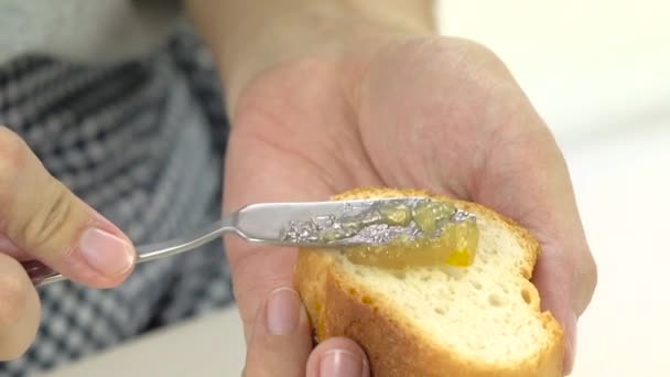 Marmelade auf Baguette, Brot, langsam verteilen — Stockvideo