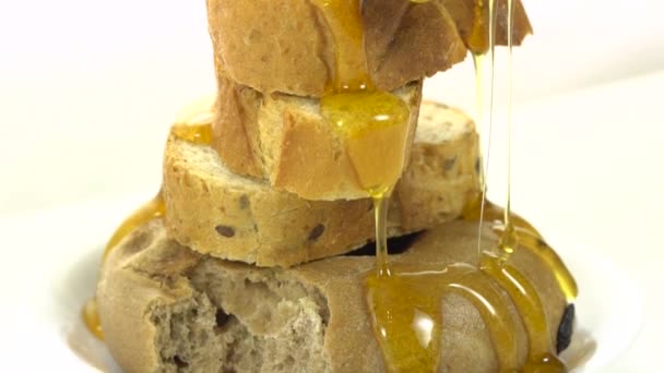 Pouring honey on bread, baguette, croissant, close-up, slow — Stock Video