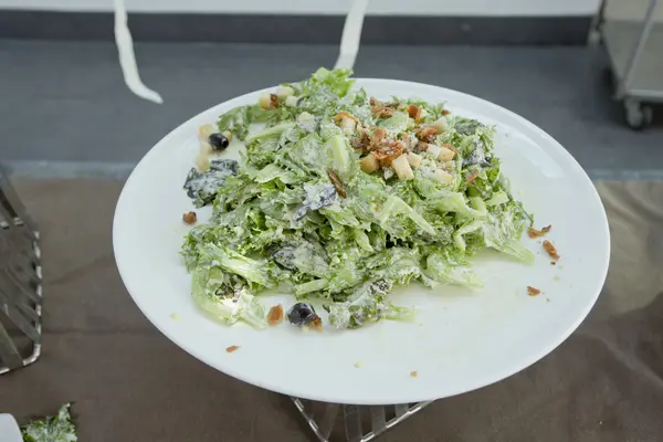 Ein plattierter Caesar-Salat am Buffet. — Stockfoto