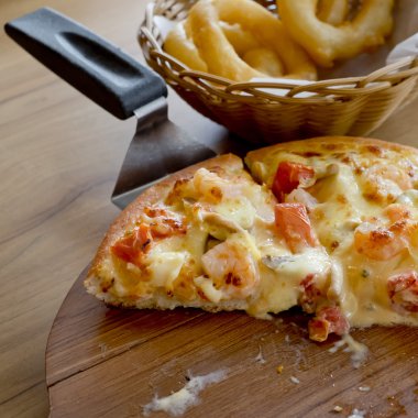 Pizza ile deniz ürünleri