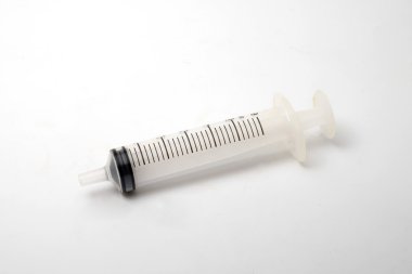 Beyaz bir arka plan üzerinde izole geniş besleme şırınga
