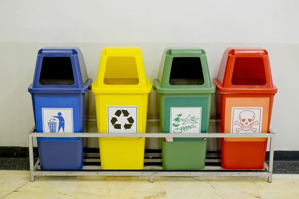 Diferentes cubos de ruedas de colores con icono de residuos —  Fotos de Stock