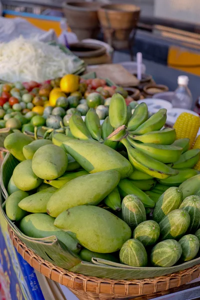 Grüne Farbe von Früchten und Gurken in einem Korb — Stockfoto
