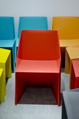 Kırmızı, mavi, turuncu renklerle plastik sandalye