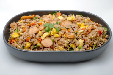 Sosis ve beyaz arka plan üzerinde sebze Fried pilav